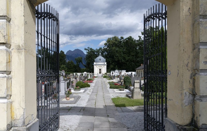 Profanările de morminte pentru furtul dinților de aur de la cadavre au îngrozit Austria