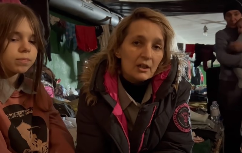 Imagini din infern. Mamele și copiii blocați în combinatul Azovstal cer cu disperare să fie evacuați