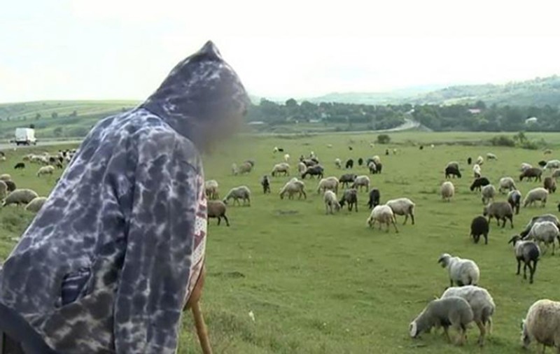 Copil de 13 ani, vândut de bunica sa unui cioban, pentru o capră și câțiva lei. Ca să nu înghețe de frig, i se dădea țuică