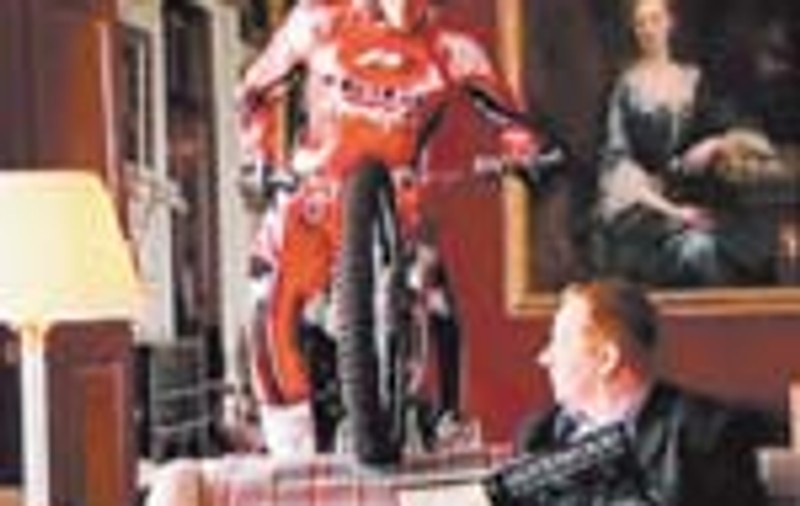 A aterizat cu motocicleta in casa