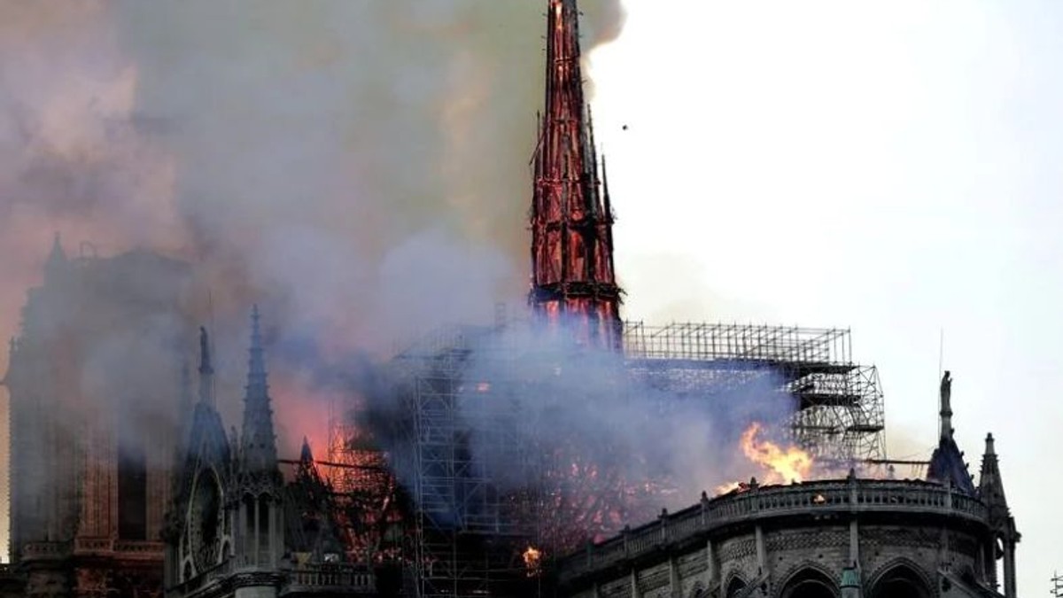 Un concurs internaţional de arhitectură, lansat pentru reconstrucţia fleşei distruse a Catedralei Notre-Dame