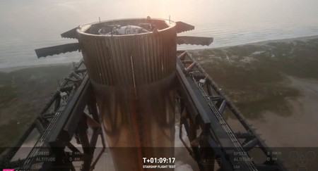 Această imagine furnizată de SpaceX arată mega-racheta Starship care se întoarce la rampa de lansare pentru a fi capturată în timpul unui zbor de testare duminică, 13 octombrie 2024, în Boca Chica, Texas, Foto: Profimedia Images