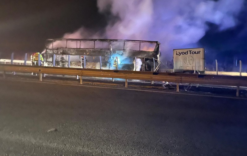 VIDEO | Un autocar plin cu pasageri, care venea din Franța, s-a făcut scrum pe A1. Nicio persoană nu a fost rănită