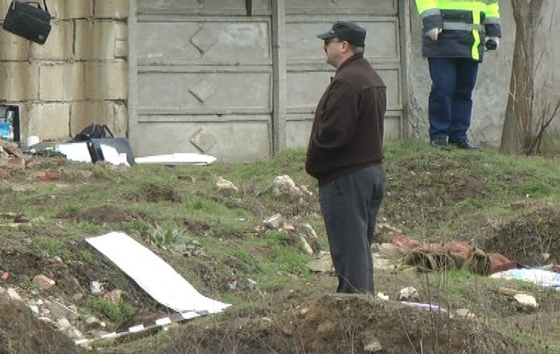 Un cadavru parţial mâncat de animale, găsit în spatele unei şcoli 