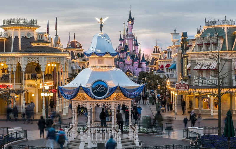 Panică la Disneyland, după ce s-au auzit zgomote suspecte. Oamenii au crezut că sunt focuri de armă