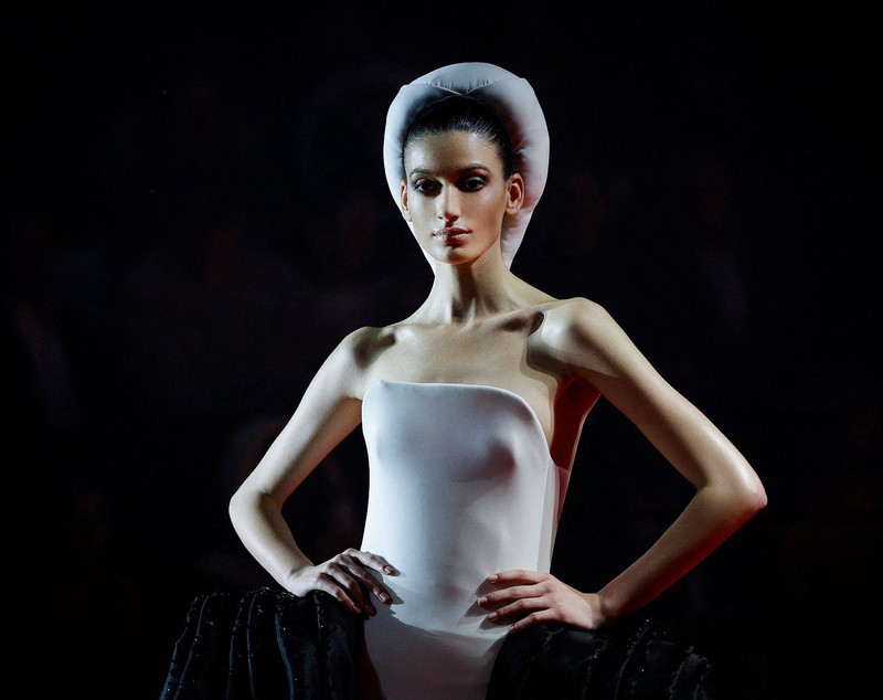 Irina Motoc, singurul model român pe podiumul Paris Couture Week. Cum a apărut tânăra de 18 ani