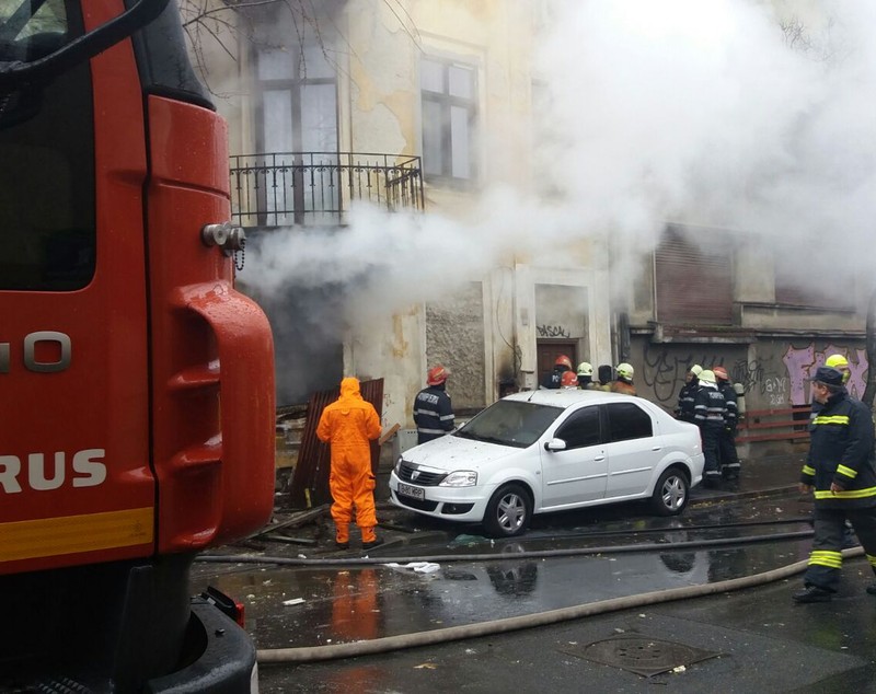 UPDATE. Explozie la parterul unui imobil din Capitală. O persoană în flăcări a ieșit din clădire