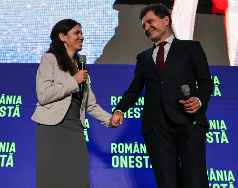 Ce diferență de vârstă e între Nicușor Dan și Mirabela Grădinaru. Ea avea doar 21 de ani și era studentă când l-a întâlnit pe politician