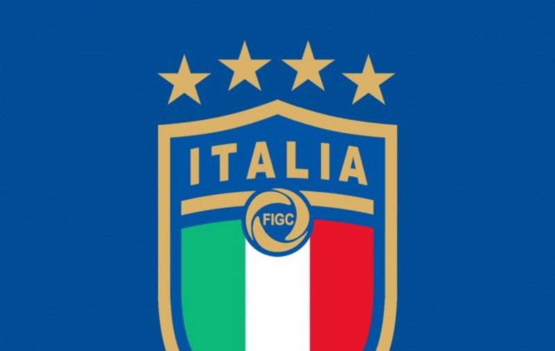 Italienii și-au schimbat logo-ul naționalei pentru a se vedea mai bine cele patru titluri mondiale