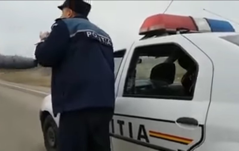 Polițiști, filmați în timp ce băteau un bărbat în Vaslui. Sunt cercetați de Parchetul Militar