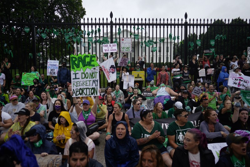 Manifestanți pro-avort participă la un marș al femeilor în fața Casei Albe, la Washington, DC, SUA, 9 iulie 2022. Grupul militează împotriva hotărârii Curții Supreme de respingere a cazului din 1973 Roe v. Wade, care garanta avortul federal. Foto: EPA