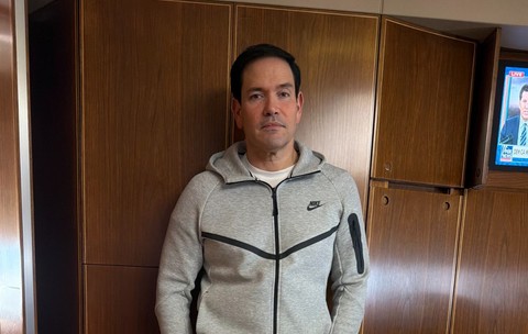 Marco Rubio s-a fotografiat în timpul călătoriei spre China într-un trening identic cu cel purtat de Nicolas Maduro în momentul capturării sale