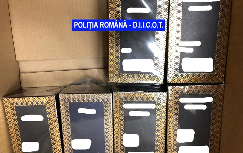 DIICOT a destructurat un grup infracţional care a vândut parfumuri false pe internet în valoare de 4.000.000 de lei