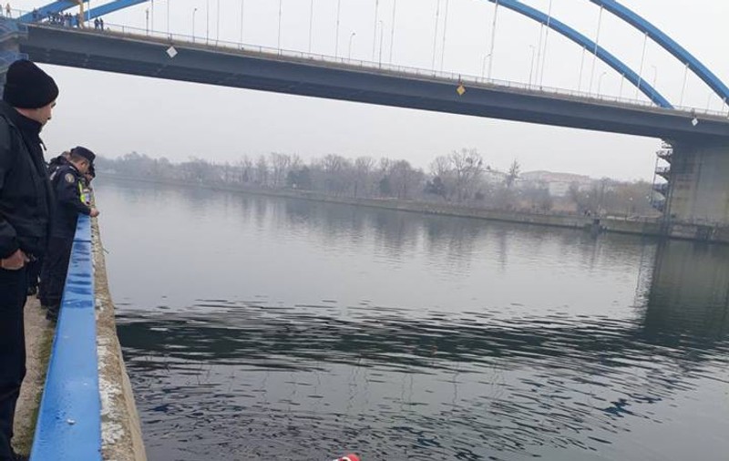 O femeie, angajată a Primăriei Medgidia, s-a aruncat de pe un pod în canalul Dunăre-Marea Neagră. Femeia era căsătorită și avea un copil