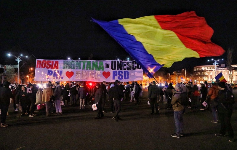 Protest în fața Guvernului: ”Uniți salvăm Roșia Montană!”. Ce le-a spus Ludovic Orban