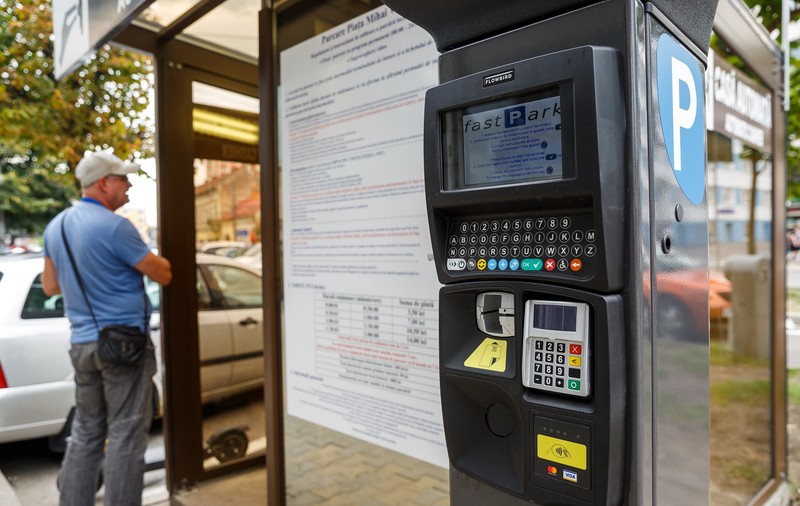 Compania care administrează parcările publice din București vrea soluții digitale în locul taxatorilor stradali. Promite încasări de 10 ori mai mari