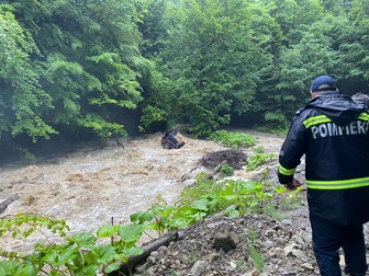 Mașina lui Adrian, răsturnată de viitură. Foto: ISU Covasna