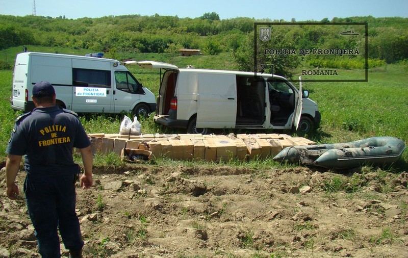 Contrabandiștii s-au aruncat în Tisa de frică să nu fie împușcați. Aventurile polițiștilor de frontieră