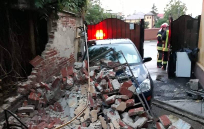 VIDEO|Furtuna a făcut prăpăd în Craiova. Străzi inundate și mașini distruse după potop