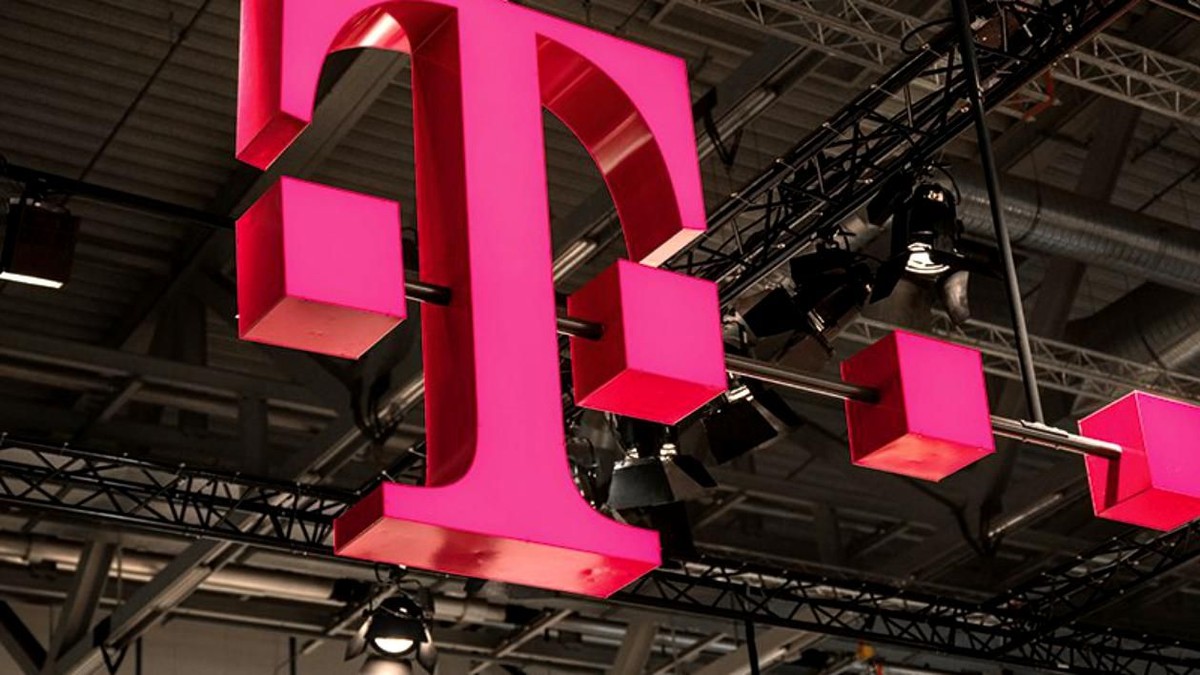 Orange ar fi cumpărat fostul Romtelecom. Fostul Cosmote va ajunge pe mâna oligarhului bulgar Spas Rusev. Logo-ul Telekom