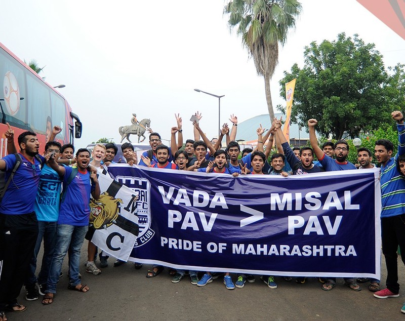 Mutu și-a început cu o pasă de gol aventura în India! Vrea să redevină titular la națională, dar a început ca rezervă partida Pune - Mumbay 3-1. ^Piteșteanul a intrat pe teren în minutul 61. Tricolorul a fluturat în tribune / FOTO