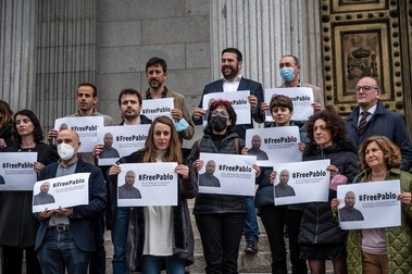 Membrii grupurilor parlamentare din Unidas Podemos, cu pancarte cu imaginea jurnalistului Pablo Gonzales Foto: Profimedia
