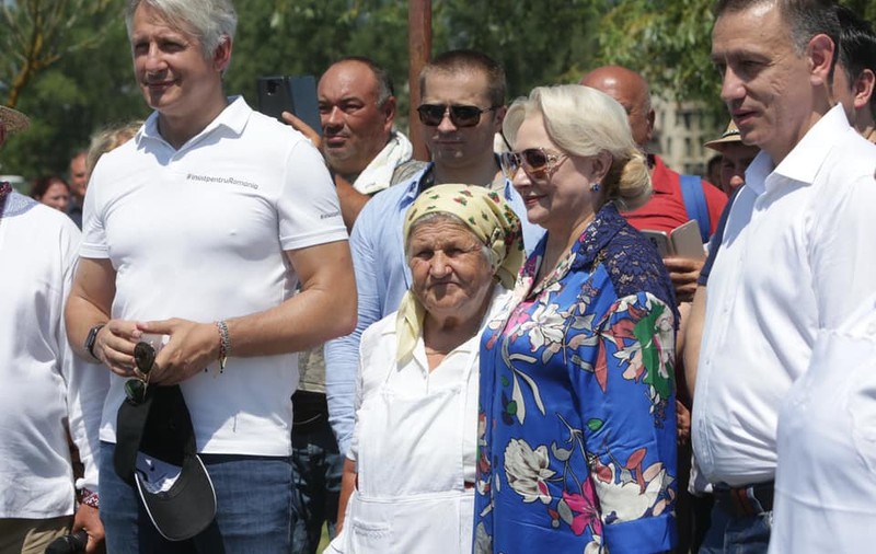 Traian Băsescu spune cine va fi prezidenţiabilul PSD: "Teodorovici pentru Cotroceni şi Dăncilă pentru Victoria! Vrea, nu vrea partidul, asta e!"