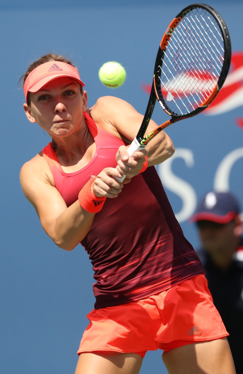 epa04907930 Simona Halep of Romania hits a return to Marina Erakovic of New Zealand during their match on the second day of the 2015 US Open Tennis Championship at the USTA National Tennis Center in Flushing Meadows, New York, USA, 01 September 2015. The US Open runs through 13 September, which is a return to a 14-day schedule. EPA/ANDREW GOMBERT