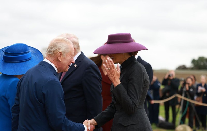 Gluma cu care regele Charles a spart gheața când a vorbit cu Melania Trump, dezvăluită de un expert în citirea buzelor