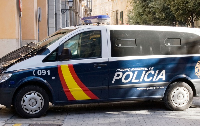 O grupare de români care fura prin „metoda îmbrățișării” bunuri de lux de la bătrâni, în Spania, a fost destructurată
