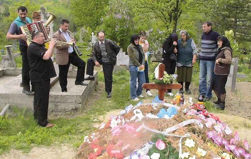 S-au dus cu lăutarii la cimitir