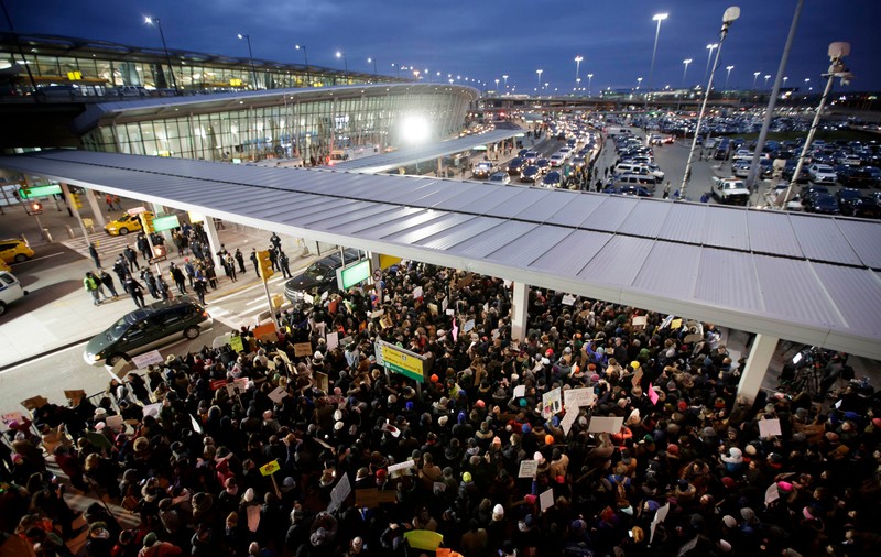 Proteste pe aeroporturile din SUA, după ce Trump a interzis accesul musulmanilor din șapte țări | FOTO