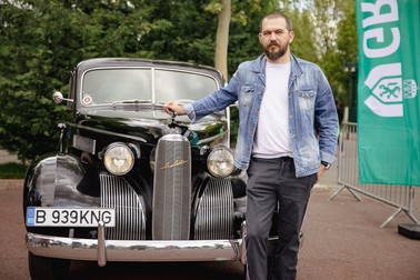 Colecționarul Irinel Ionescu, în fața mașinii lui, un Cadillac Lasalle V8