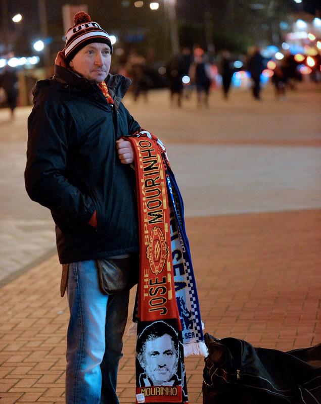 Van Gaal se ține tare: ”Nu-mi dau demisia!”. ^La Manchester se vând fulare cu Mourinho, dorit pe ”Old Trafford”! GALERIE FOTO