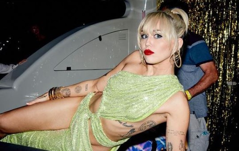 Miley Cyrus, moment stânjenitor în timpul unui concert. A rămas fără bluză pe scenă
