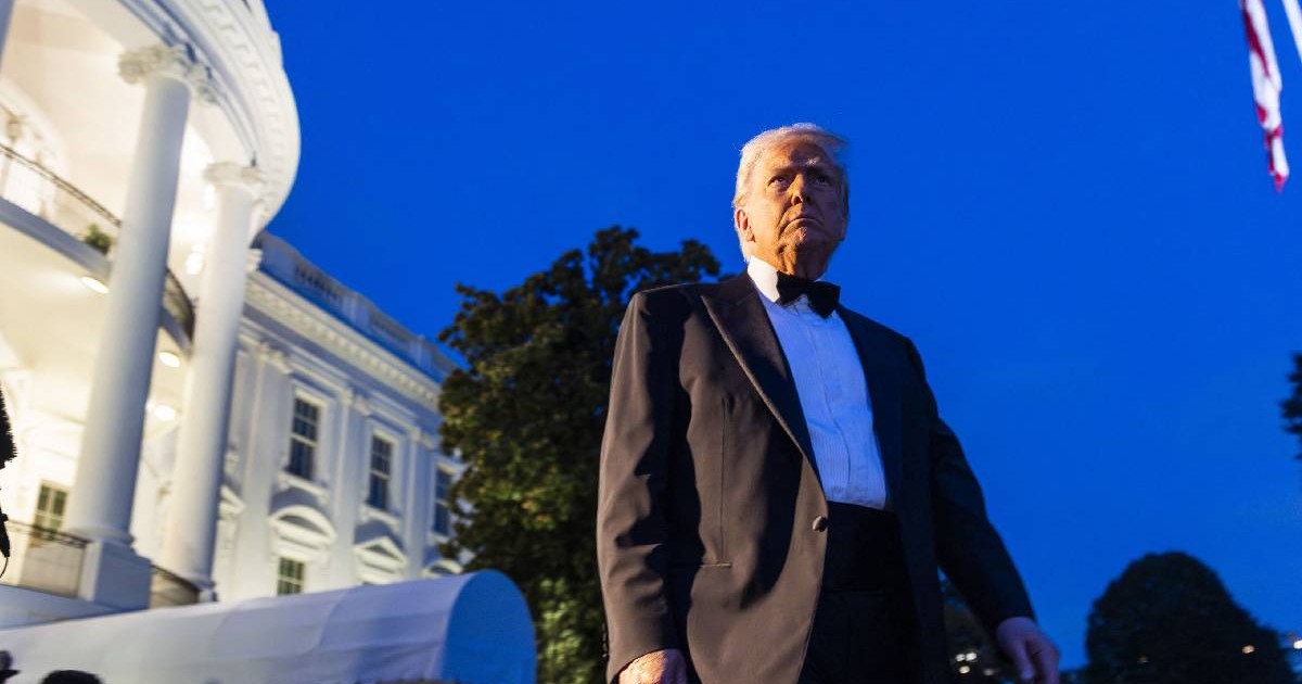 Președintele american Donald Trump îmbrăcat la costu, la o dicuție cu ziariștii, înainte de a părăsi Casa Albă pentru o cină privată.