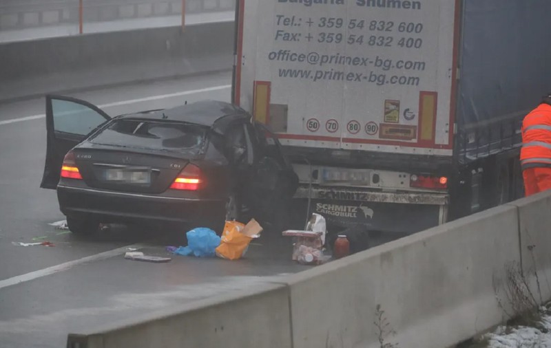 VIDEO / Tânăr român găsit inconștient într-un Mercedes înfipt sub un TIR, în Austria: „Mai e cineva înăuntru”