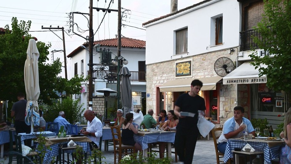 În destinații celebre din Grecia, restaurantele, terasele și barurile sunt pline de turiști străini pe timpul verii, dar activitatea economică paralizează aproape complet odată cu venirea iernii. Foto: Getty Images