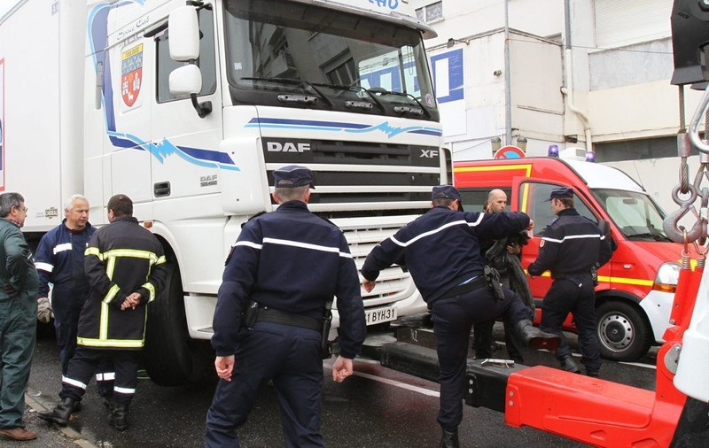 Un tânăr șofer român de TIR a fost ucis după ce a coborât din cabină, într-o parcare din Franța. Avea 30 de ani