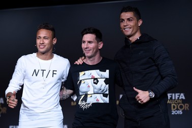 epa05097415 (L-R) Brazil's Neymar, Argentina's Lionel Messi and Portugal's Cristiano Ronaldo, the nominees for the FIFA Ballon d'Or 2015 award, attend a press conference prior to the FIFA Ballon d'Or awarding ceremony at the Kongresshaus in Zurich, Switzerland, 11 January 2016. EPA/VALERIANO DI DOMENICO