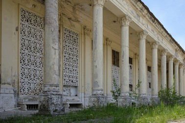 Deși promisiuni au tot fost, Teatrul de Vară din Parcul Bazilescu este de nefolosit și uitat de autorități. Foto: Vlad Chirea / Libertatea