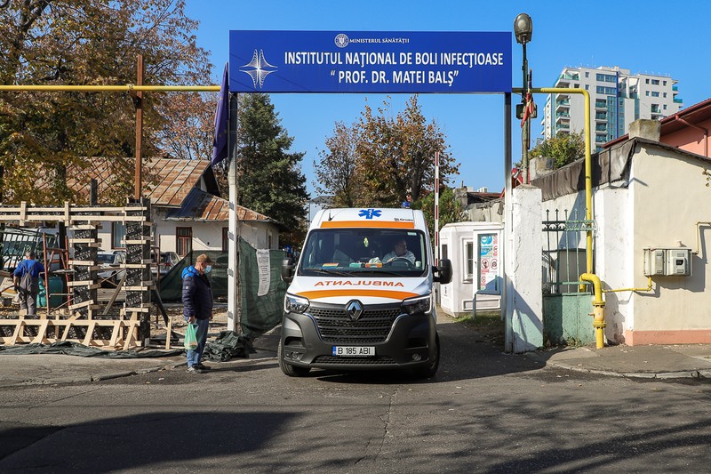 Ambulanțele nu contenesc să aducă pacienți infectați cu COVID la Institutul „Matei Balș” din București