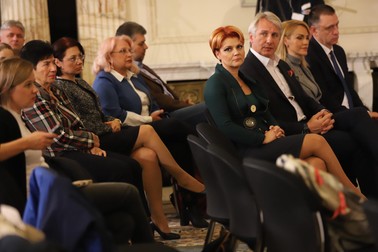 Foștii miniștri Lia Olguța Vasilescu, Eugen Teodorovici, Mihai Fifor, împreună cu primarul Gabriela Firea asistă la dezbatere