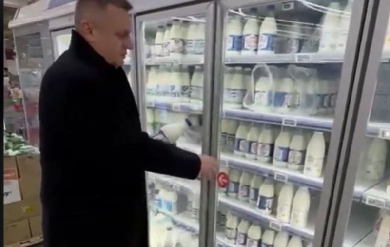 Un deputat slovac s-a filmat într-un supermarket Auchan din Moscova: „50 de tipuri de unt, 40 de feluri de lapte, cârnați de care n-am mai văzut” | VIDEO