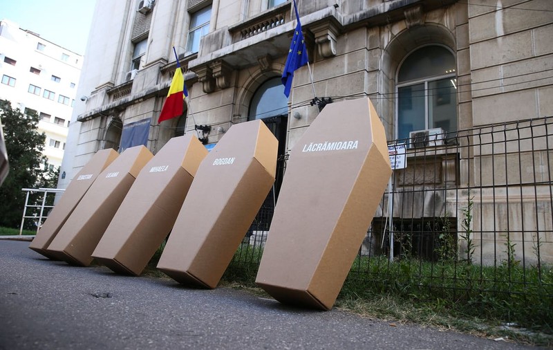 Protest cu sicrie în fața Ministerului Sănătății: „Nu jucați viața copiilor noștri”