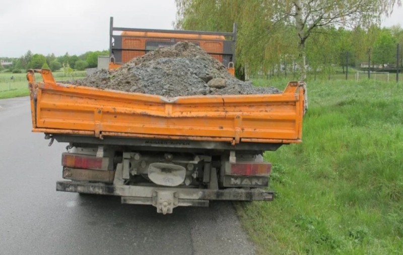 Un român fără permis conducea un camion bun de dus la fier vechi, pe o șosea din Germania