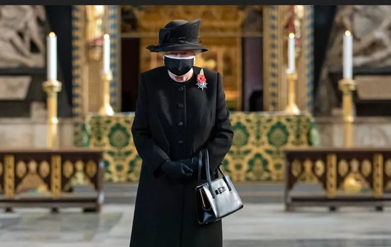 Regina Elisabeta a II-a a purtat mască în public, după ce a fost ”certată” că nu se protejează de coronavirus