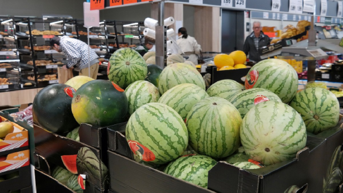 Raionul de produse proaspete al unui supermarket Lidl din Germania