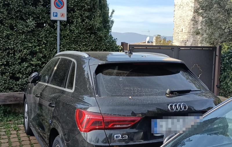 Un șofer cu dizabilități a fost amendat pentru că a blocat o mașină parcată ilegal pe locurile speciale, în Italia