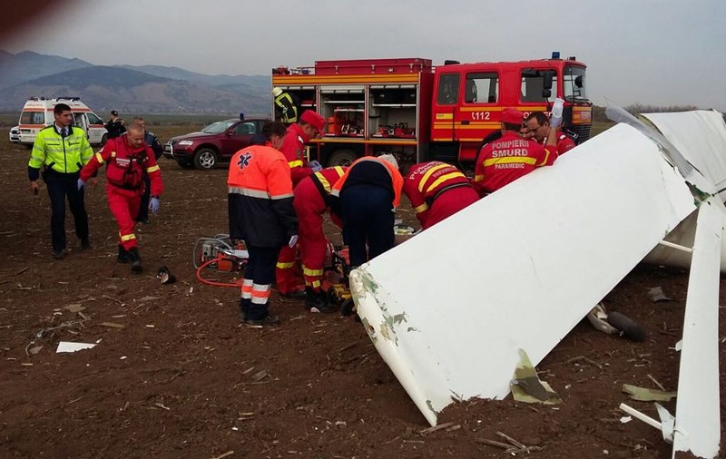 UPDATE: Cine este pilotul care a aterizat forțat în Alba. Bărbatul rănit urmează să fie preluat de un elicopter | FOTO și VIDEO